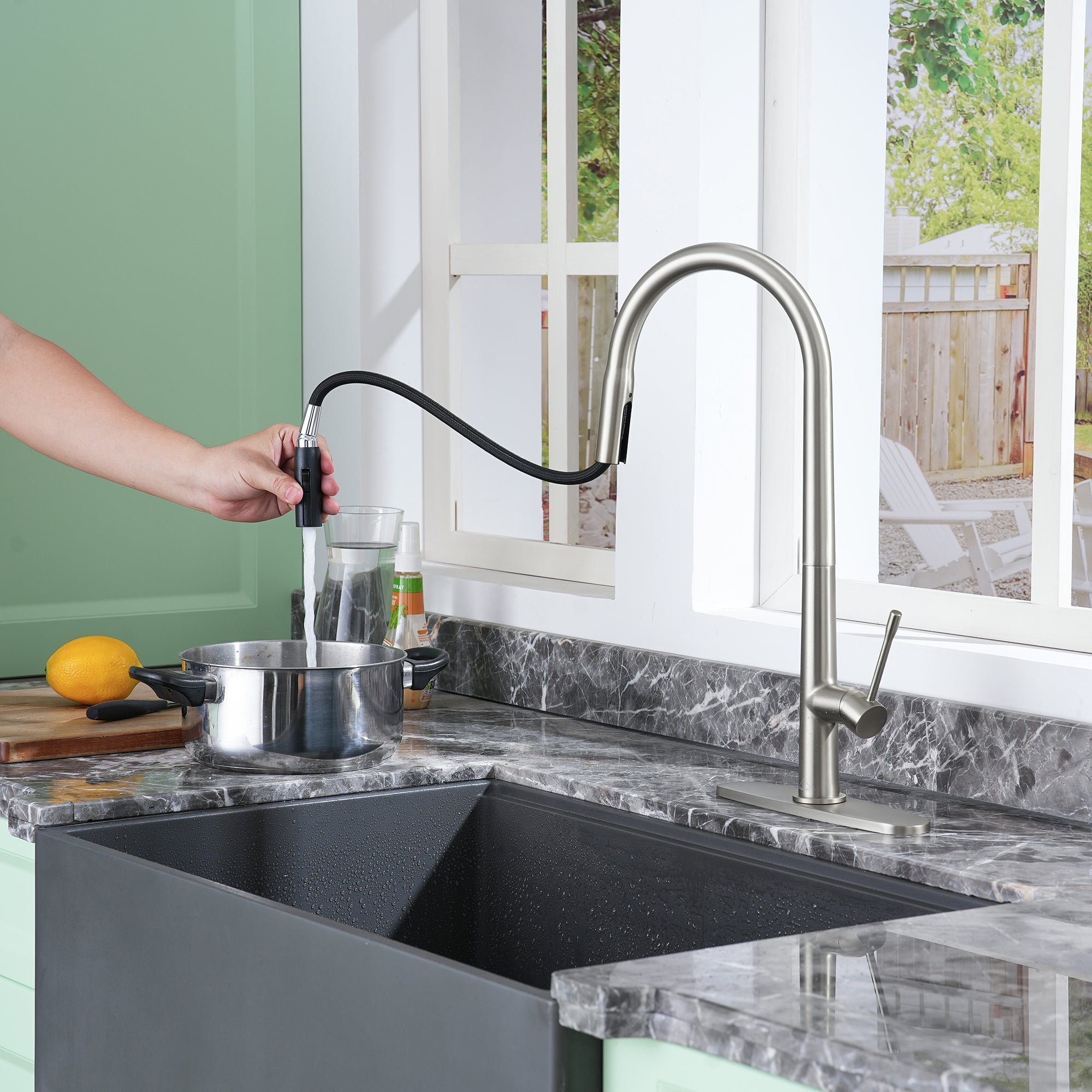CASAINC Single-Handle Kitchen Faucet with  Pull-Out Sprayer