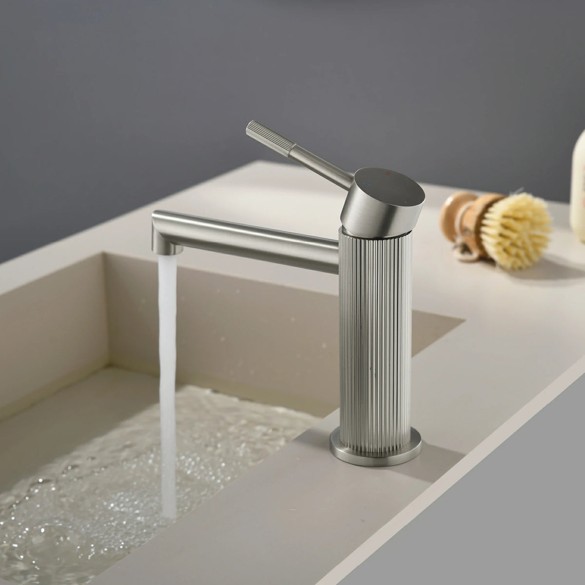 Textured Single-Handle Single-Hole Bathroom Faucet with Drain in Brushed Gold/Brushed Nickel/Matte Black