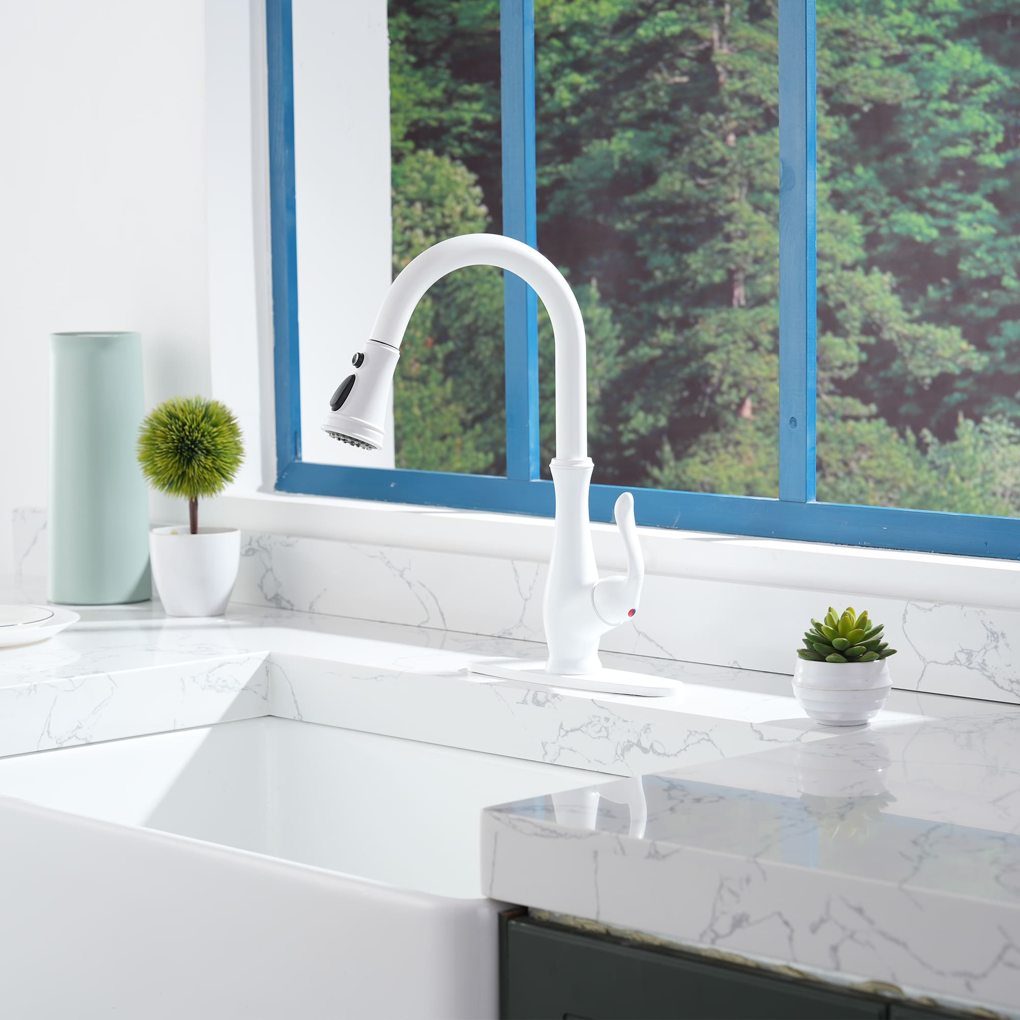 Modern Pull Down Kitchen Faucet with Magnetic Docking, Single Handle Stainless Steel Design, Easy Installation Deck Plate Included